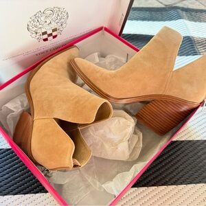 VINCE CAMUTO SZ 7